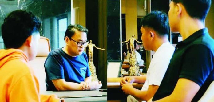 Bacolod_mayor_compressed_resized Bacolod City Mayor Greg Gasataya met with the security guard, cashier and store owner Neil Conde at his office on August 24 after they were allegedly deceived by a caller impersonating the mayor and transferred P9,900 in two transactions. Gasataya condemned the scam and ordered the Bacolod City Police Office to investigate and pursue those behind the scheme. MAYOR GREG GASATAYA PHOTOS VIA WDJ FB