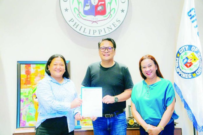 Bacolod City Mayor Greg Gasataya received the Board Resolution approving the site of the Philippine Science High School–Negros Island Region Campus from PSHS System Executive Director Ronnalee Orteza and Deputy Executive Director Sheena Faith Ganela. The nearly 10-hectare campus in Barangay Granada is set to become the largest in the history of the PSHS System. BCCO PHOTO