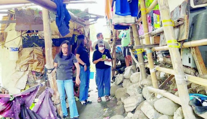 Bacolod_relocation_copy_compressed_resized Bacolod City Mayor Greg Gasataya deployed a multi-agency task force to assess and assist families living beneath Lupit Bridge in Barangay 39 following heavy rains that damaged several makeshift homes on July 30. The city government is processing the relocation of the families to a safer resettlement site in Barangay Vista Alegre as part of its disaster risk reduction program. BCCO PHOTO