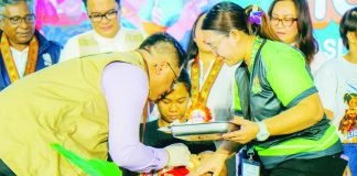 Bacolod City officials and health workers led the ceremonial vaccination marking the launch of the “Ligtas Tigdas” Measles-Rubella Supplemental Immunization Activity at the Mansilingan Activity Center on August 10. The city-wide campaign targets 48,839 children aged 6 to 59 months. BCCO PHOTO