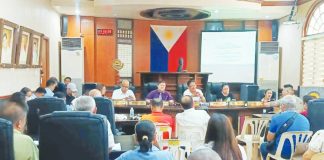 Sangguniang Panlalawigan members discuss the proposed provincial registry system for sugarcane farmers and planters in Capiz. The registry is envisioned to serve as the basis for providing government programs and assistance, particularly during disasters and pest outbreaks. BOMBO RADYO ROXAS PHOTO 