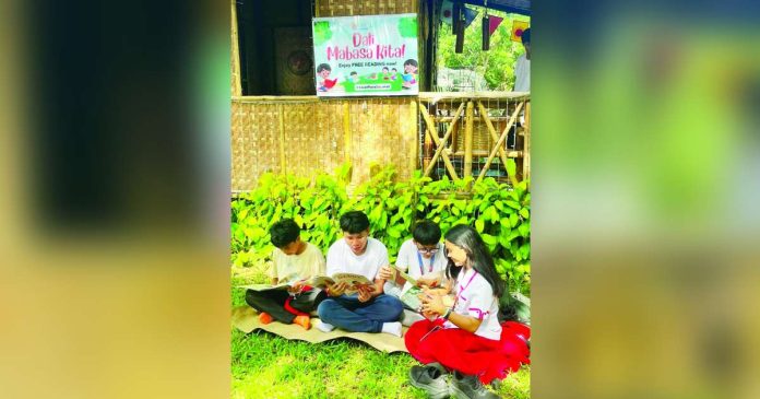 The Capiz Provincial Library’s outdoor reading space at the Capiz Provincial Park in Barangay Tiza, Roxas City, provides children, students, and other members of the community with free access to books in a natural setting. CAPIZ PROV’L LIBRARY AND BOOK NOOK