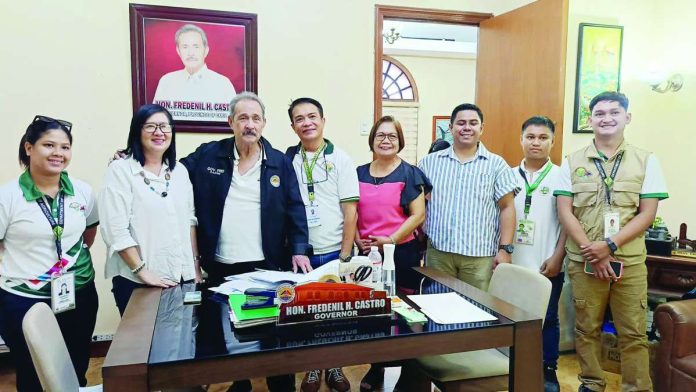 Capiz_rssi_aid_copy_compressed_resized Capiz Gov. Fredenil Castro met with Department of Agriculture-Western Visayas Regional Technical Director Maria Teresa Solis on August 20, 2026, to discuss possible interventions and assistance for sugarcane farmers affected by the Red-Striped Soft Scale Insect (RSSI) infestation in the province. DA-6 is preparing agricultural inputs, while coordination with the Department of Social Welfare and Development is also being explored to provide additional assistance to affected families. RADYO MARAGTAS PHOTO