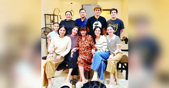 Dani Barretto hosts Legaspi family gathering at her home sans dad Kier. @DANIBARRETTO/INSTAGRAM PHOTO