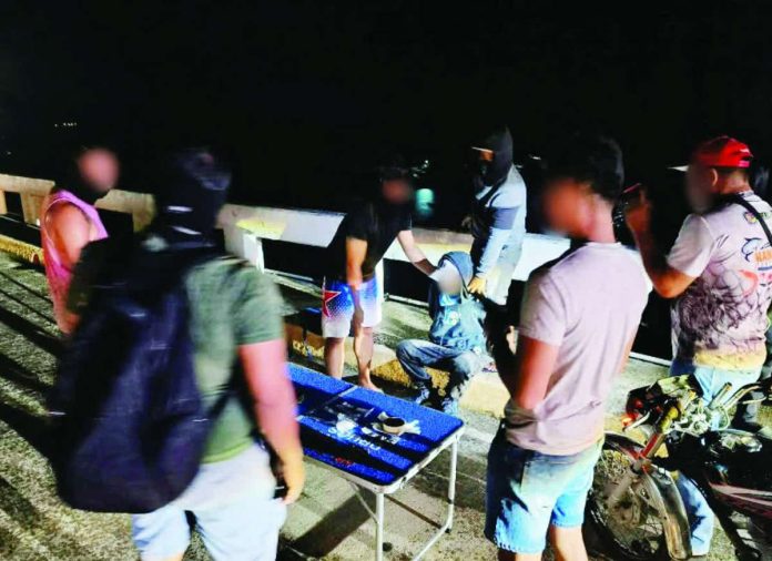 Dumangas_drugs_compressed_resized A resident of Barotac Nuevo, Iloilo landed in jail after he was apprehended in an anti-illegal drug operation in Barangay Dacutan, Dumangas town. He yielded 10 heat-sealed plastic sachets containing suspected shabu valued at P476,000. PRO-6 PHOTO