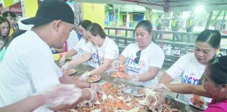 Workers prepared freshly cooked blue swimming crabs for guests during E.B. Magalona's first-ever eat-all-you-can crab buffet held under the revived “Sabado Nights” program on August 1. The initiative aims to boost the municipality's blue crab industry and support thousands of fisherfolk affected by the recent U.S. import ban on Philippine blue swimming crabs. AMBO DELILAN PHOTO