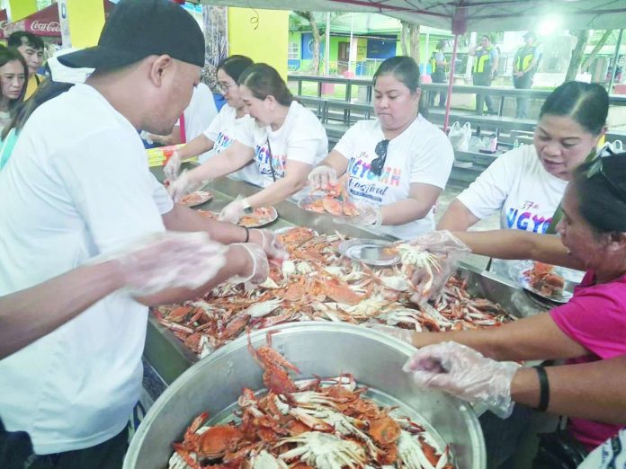Workers prepared freshly cooked blue swimming crabs for guests during E.B. Magalona's first-ever eat-all-you-can crab buffet held under the revived “Sabado Nights” program on August 1. The initiative aims to boost the municipality's blue crab industry and support thousands of fisherfolk affected by the recent U.S. import ban on Philippine blue swimming crabs. AMBO DELILAN PHOTO