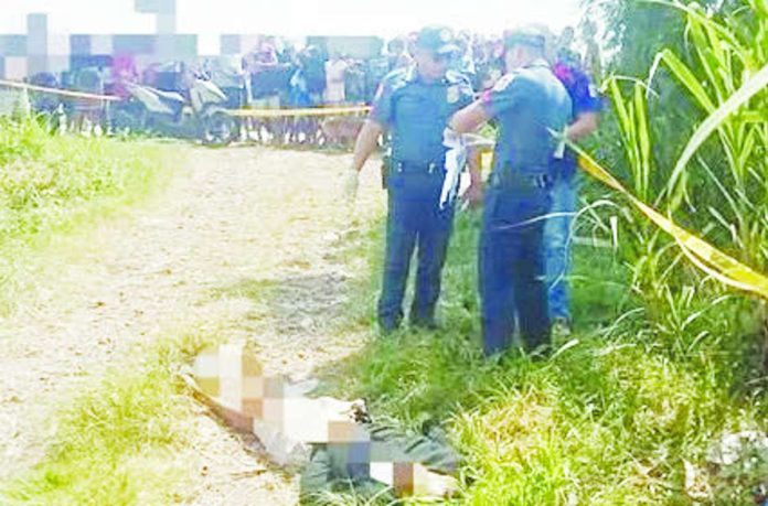 Police investigators examined the roadside where the body of a still-unidentified man, who sustained fatal gunshot wounds, was found in Purok 11, Sitio Tanate, Barangay Aguisan, Himamaylan City, Negros Occidental, on August 9. NEGOCC PPO PHOTO