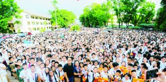 A total of 9,136 students of Negros Occidental High School (NOHS) proudly hold the school bags and basic school supplies they received from the Bacolod City Government during the distribution on August 17. BCCO PHOTO