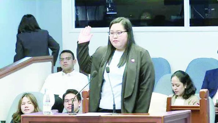 Nation_COA_copy_compressed_resized Prosecution witness and state auditor Xylene del Campo takes her oath as she testifies before the Senate Impeachment Court on the alleged confidential fund misuse of Vice President Sara Duterte-Carpio.