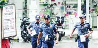 Work continues for police officers amid continuous rains in Quezon City. A weather system in the vicinity of Quezon province is bringing cloudy skies with scattered rains and thunderstorms over Metor Manila and parts of Luzon, according to the state weather bureau. PNA