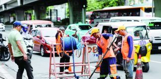 Workers declog a drainage along Taft Avenue in Manila. The Regional Tripartite Wages and Productivity Board-National Capital Region approved a P85 daily wage increase for NCR workers after consultations among labor, business, and government representatives. PNA