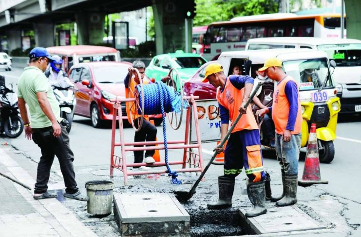 ‘IT’S NOT ENOUGH’: Labor groups reject P40-P45 wage hike, demand Congress intervention Workers declog a drainage along Taft Avenue in Manila. The Regional Tripartite Wages and Productivity Board-National Capital Region approved a P85 daily wage increase for NCR workers after consultations among labor, business, and government representatives. PNA