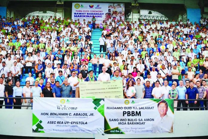 NegOcc_barangays_copy_compressed_resized Cabinet Secretary Benjamin Abalos Jr., representing the Office of the President, led the ceremonial distribution of financial assistance under President Ferdinand R. Marcos Jr.'s Bawat Barangay Makikinabang Program (BBMP) at the Panaad Stadium in Bacolod City on July 31, alongside Negros Occidental Gov. Eugenio Jose Lacson. A total of 601 barangays in the province received P200,000 each for scholarship grants and priority community development projects.