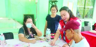 Senior citizens in Barangay Quinolpan, San Enrique, Iloilo received their government social pension last week. The Department of Social Welfare and Development on Aug. 21, 2026 said the historic drop of poverty incidence to 9.7 percent is an affirmation of the impact of the Marcos administration’s flagship programs to help poor Filipino families. DSWD WESTERN VISAYAS PHOTO