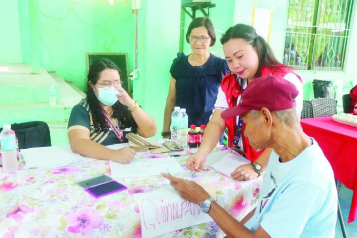 PH_poverty_rate_compressed_resized Senior citizens in Barangay Quinolpan, San Enrique, Iloilo received their government social pension last week. The Department of Social Welfare and Development on Aug. 21, 2026 said the historic drop of poverty incidence to 9.7 percent is an affirmation of the impact of the Marcos administration’s flagship programs to help poor Filipino families. DSWD WESTERN VISAYAS PHOTO
