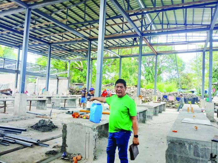 Tangub_vendors_copy_compressed_resized Barangay Tangub Captain Noli Villarosa confirms that vendors occupying public roads near the barangay hall will be relocated to a privately owned wet market in Purok Pag-asa. MERLINDA A. PEDROSA PHOTO