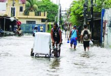 WV faces more rains as ‘habagat’ persists WADING THROUGH ‘HABAGAT.’ Residents navigate a flooded street in La Paz, Iloilo City as persistent rains brought by the southwest monsoon, or habagat, continue to affect Western Visayas. The state weather bureau warned that days of rainfall have saturated the ground and waterways, increasing the risk of flooding and rain-induced landslides, particularly in low-lying and vulnerable communities. ALLEN ANIMAS/PN