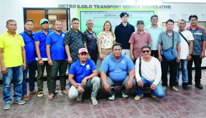 hino2_compressed_resized Drivers from the Metro Iloilo Transport Service Cooperative join Hino Motors Philippines’ Aftersales Training Department and Hino Panay personnel.