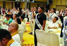 Capitol scholarship yields 1 summa, 44 magna, 25 cum laude graduates Graduates of the Iloilo Provincial Government’s Iskolars Sang Iloilo Program raise their right hands during the ISIP Pasidungog 2026 in Iloilo City. Of the 89 Batch 27 graduates, 70 earned Latin honors — one summa cum laude, 44 magna cum laude and 25 cum laude. PHOTO COURTESY OF DR. RAUL BANIAS