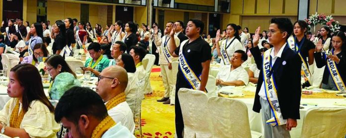 Graduates of the Iloilo Provincial Government’s Iskolars Sang Iloilo Program raise their right hands during the ISIP Pasidungog 2026 in Iloilo City. Of the 89 Batch 27 graduates, 70 earned Latin honors — one summa cum laude, 44 magna cum laude and 25 cum laude. PHOTO COURTESY OF DR. RAUL BANIAS