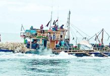 16-man illegal ‘hulbot-hulbot’ crew intercepted off Carles A fishing vessel allegedly engaged in the banned “hulbot-hulbot” (modified Danish seine) fishing method is intercepted by the Iloilo Provincial Bantay Dagat Task Force, police and intelligence operatives off the waters of Barangay Lantagan, Carles, Iloilo on Aug. 1. PROVINCIAL BANTAY DAGAT TASK FORCE