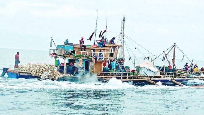 ime_hulbot_copy_resized A fishing vessel allegedly engaged in the banned “hulbot-hulbot” (modified Danish seine) fishing method is intercepted by the Iloilo Provincial Bantay Dagat Task Force, police and intelligence operatives off the waters of Barangay Lantagan, Carles, Iloilo on Aug. 1. PROVINCIAL BANTAY DAGAT TASK FORCE