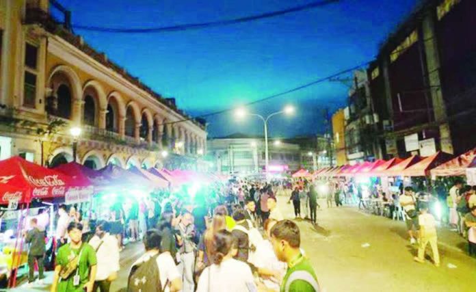 This August 28 to 30, 2026 more than 90 kiosks will transform Iloilo City’s Calle Real into a nighttime showcase of Ilonggo food, heritage, arts and homegrown businesses as part of Iloilo City’s 89th Charter Month Celebration. Photo shows a festive crowd filling Calle Real during the inaugural Iloilo City Night Market in 2024 as part of the Iloilo Charter Day celebration. MAI LADIAO/PN