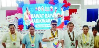 AID FOR ILONGGOS. Executive Secretary Ralph Recto leads the distribution of 10-kilogram bags of rice under the Bagong Pilipinas Rice Distribution and Bawat Barangay Makikinabang programs in Pavia, Iloilo on Aug. 25. Some 1,500 families in Pavia received rice assistance, part of the more than 83,000 families targeted across Iloilo Province. Also in photo are Mayor Luigi Gorriceta of Pavia, Gov. Arthur Defensor Jr., Presidential Assistant for the Visayas Philip Lo, and Cong. Kathy Gorriceta of Iloilo’s 2nd District. IME SORNITO/PN