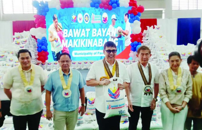 AID FOR ILONGGOS. Executive Secretary Ralph Recto leads the distribution of 10-kilogram bags of rice under the Bagong Pilipinas Rice Distribution and Bawat Barangay Makikinabang programs in Pavia, Iloilo on Aug. 25. Some 1,500 families in Pavia received rice assistance, part of the more than 83,000 families targeted across Iloilo Province. Also in photo are Mayor Luigi Gorriceta of Pavia, Gov. Arthur Defensor Jr., Presidential Assistant for the Visayas Philip Lo, and Cong. Kathy Gorriceta of Iloilo’s 2nd District. IME SORNITO/PN