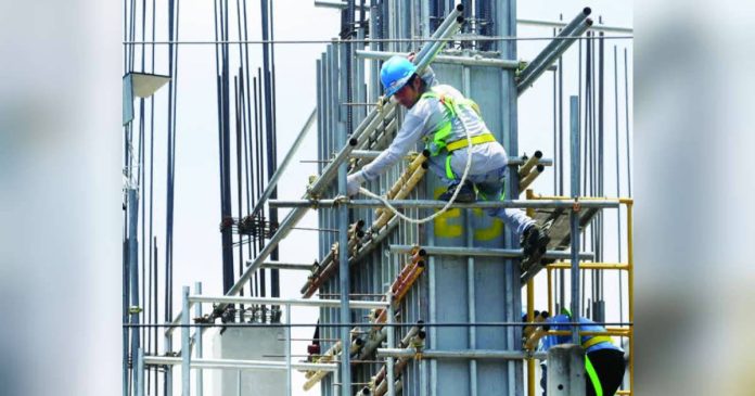 infra A construction project is seen in this photo as the government revises its 2027 infrastructure disbursement program to P1.34 trillion, about 20.8 percent lower than the initial P1.691-trillion allocation. The revised program represents 4 percent of the country’s projected gross domestic product. INQUIRER FILE PHOTO / MARIANNE BERMUDEZ