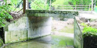 Residents discovered the lifeless body of John Kenneth Quilarto Calasagsag lying on the concrete surface below the bridge in Barangay Inaca, Cabatuan, Iloilo on Monday, August 17. Police said he sustained severe body injuries. ALLEN ANIMAS/PN