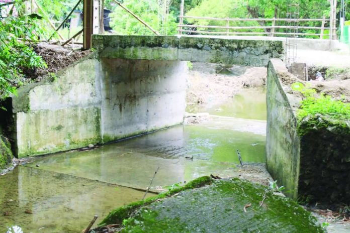 laborer_dies_(1)_compressed_resized Residents discovered the lifeless body of John Kenneth Quilarto Calasagsag lying on the concrete surface below the bridge in Barangay Inaca, Cabatuan, Iloilo on Monday, August 17. Police said he sustained severe body injuries. ALLEN ANIMAS/PN