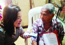 MILESTONE GIFT. National Commission of Senior Citizens’ Western Visayas director Ann Rapunzel Ganzon shares a light moment with centenarian Lolo Resurreccion Tacusalme of Barangay San Isidro, Jaro, Iloilo City, as she personally hands him his ₱100,000 cash gift and presidential letter of felicitation under the Expanded Centenarians Act. NCSC-6 PHOTO