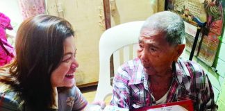 P116.37-M cash gifts released to 14,555 WV seniors; NCSC nears completion of milestone payouts MILESTONE GIFT. National Commission of Senior Citizens’ Western Visayas director Ann Rapunzel Ganzon shares a light moment with centenarian Lolo Resurreccion Tacusalme of Barangay San Isidro, Jaro, Iloilo City, as she personally hands him his ₱100,000 cash gift and presidential letter of felicitation under the Expanded Centenarians Act. NCSC-6 PHOTO