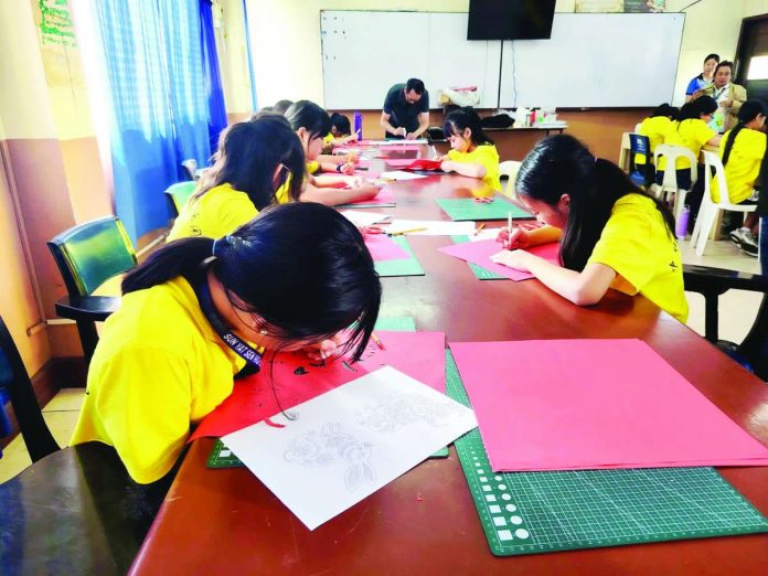 neljoy_Mandarin_copy_compressed_resized CULTURE IN EVERY CUT. Students of Sun Yat Sen High School in Iloilo City try their hand at traditional Chinese paper cutting as part of the school’s Chinese Culture Camp, which combines Mandarin learning with hands-on activities designed to deepen appreciation of Chinese culture and traditions. NELJOY GALIGAO/PN