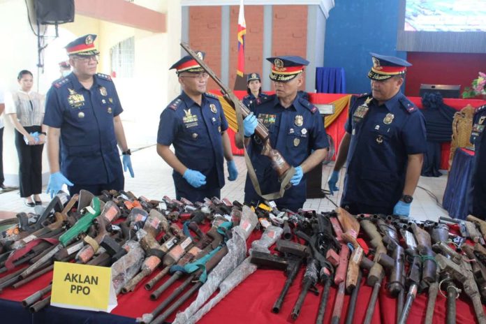 neljoy_loose_guns1_compressed_resized GUNS OFF THE STREETS. Police Regional Office 6 officials inspect some of the 858 undocumented and unregistered firearms voluntarily surrendered across Western Visayas from May 15 to July 31 under Project R.T.T., or Restrict, Track and Turn-in. The weapons were presented at Camp Martin Teofilo Delgado in Iloilo City on August 10. AJ PALCULLO/PN