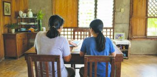 STARTING AT HOME. The Commission on Population and Development in Region 6 urges parents to become their children’s first source of accurate, age-appropriate information on sensitive health and sexuality issues. Parents can use everyday situations as “teachable moments.” A television scene showing a kiss, for example, could open a conversation about relationships, intimacy and personal boundaries, the agency says. PN Photo