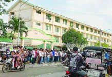 Teacher’s social media threat shuts down school Students of Dumangas National High School in Dumangas, Iloilo gather outside their campus after the suspension of their classes due to the threatening social media posts of a teacher. PHOTO BY DUMANGAS ANG BANWA KO