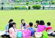 PSA: 18 regions recorded drop in poverty incidence among families Families gather for a picnic at the park. Preliminary results from the 2025 Family Income and Expenditure Survey released by the Philippine Statistics Authority show that poverty incidence among Filipino families dropped across all 18 regions. PNA FILE PHOTO BY AVITO DALAN