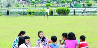 Families gather for a picnic at the park. Preliminary results from the 2025 Family Income and Expenditure Survey released by the Philippine Statistics Authority show that poverty incidence among Filipino families dropped across all 18 regions. PNA FILE PHOTO BY AVITO DALAN