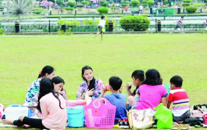 poverty_compressed_resized Families gather for a picnic at the park. Preliminary results from the 2025 Family Income and Expenditure Survey released by the Philippine Statistics Authority show that poverty incidence among Filipino families dropped across all 18 regions. PNA FILE PHOTO BY AVITO DALAN