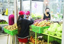 MANUFACTURERS WARN: Record-low peso hurting Filipino consumers The Federation of Philippine Industries says the peso’s slide past 62 can fuel cost-push inflation. “Rising input costs will cascade from wholesale and eventually into retail prices, even as rate hikes attempt to slow demand,” it adds. PN FILE PHOTO