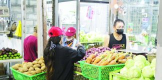 The Federation of Philippine Industries says the peso’s slide past 62 can fuel cost-push inflation. “Rising input costs will cascade from wholesale and eventually into retail prices, even as rate hikes attempt to slow demand,” it adds. PN FILE PHOTO