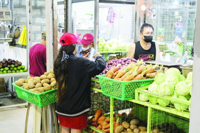 record-low_peso.JPG_resized The Federation of Philippine Industries says the peso’s slide past 62 can fuel cost-push inflation. “Rising input costs will cascade from wholesale and eventually into retail prices, even as rate hikes attempt to slow demand,” it adds. PN FILE PHOTO