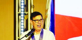 Executive Secretary Ralph Recto, during his visit to Iloilo on Tuesday, August 25, 2026, says that Congress is currently deliberating measures to extend barangay terms and potentially postpone the November polls. “Tinatalakay ‘yan sa Kongreso. Hinihintay na lang natin kung ipapasa nila ang batas tungkol dyan,” he adds. PIA WESTERN VISAYAS PHOTO