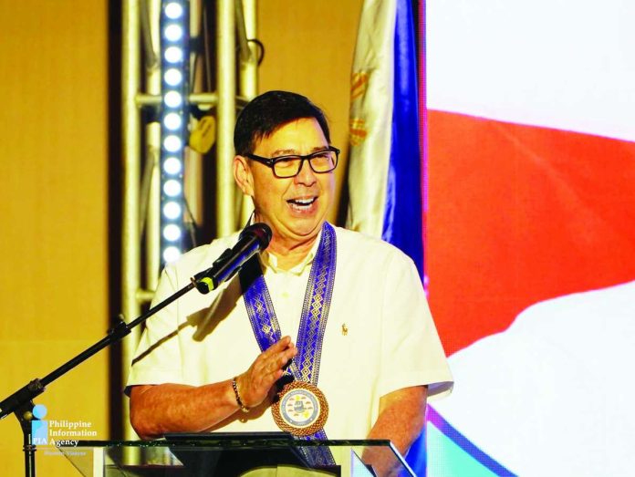 Executive Secretary Ralph Recto, during his visit to Iloilo on Tuesday, August 25, 2026, says that Congress is currently deliberating measures to extend barangay terms and potentially postpone the November polls. “Tinatalakay ‘yan sa Kongreso. Hinihintay na lang natin kung ipapasa nila ang batas tungkol dyan,” he adds. PIA WESTERN VISAYAS PHOTO