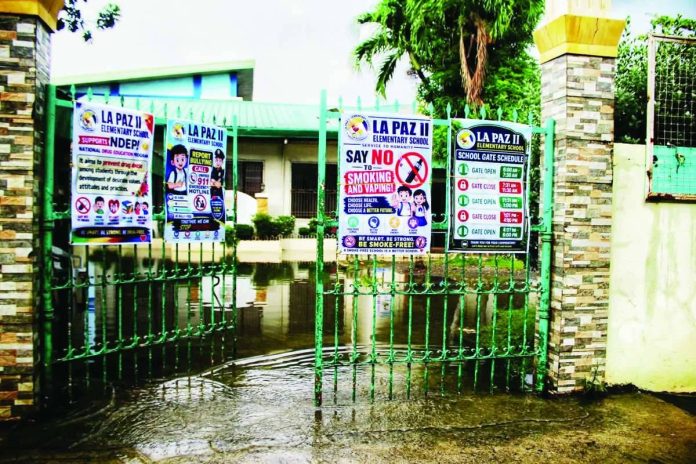 school_pic_compressed_resized Floodwaters submerge areas surrounding La Paz II Elementary School in La Paz, Iloilo City on Tuesday, Aug. 18, 2026. Heavy downpours forced the suspension of face-to-face classes across the city. ALLEN ANIMAS/PN