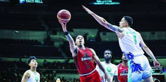 Blackwater Bossing’s Sedrick Barefield goes for a one-handed shot over Phoenix Fuel Masters defender Kai Ballungay during their PBA Season 50 Governors’ Cup clash at the Smart Araneta Coliseum. PBA PHOTO