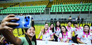 Negrense volleyball fans take a selfie with Jaja Santiago and members of the Creamline Cool Smashers ahead of the PVL On Tour finale in Victorias City, Negros Occidental. PVL